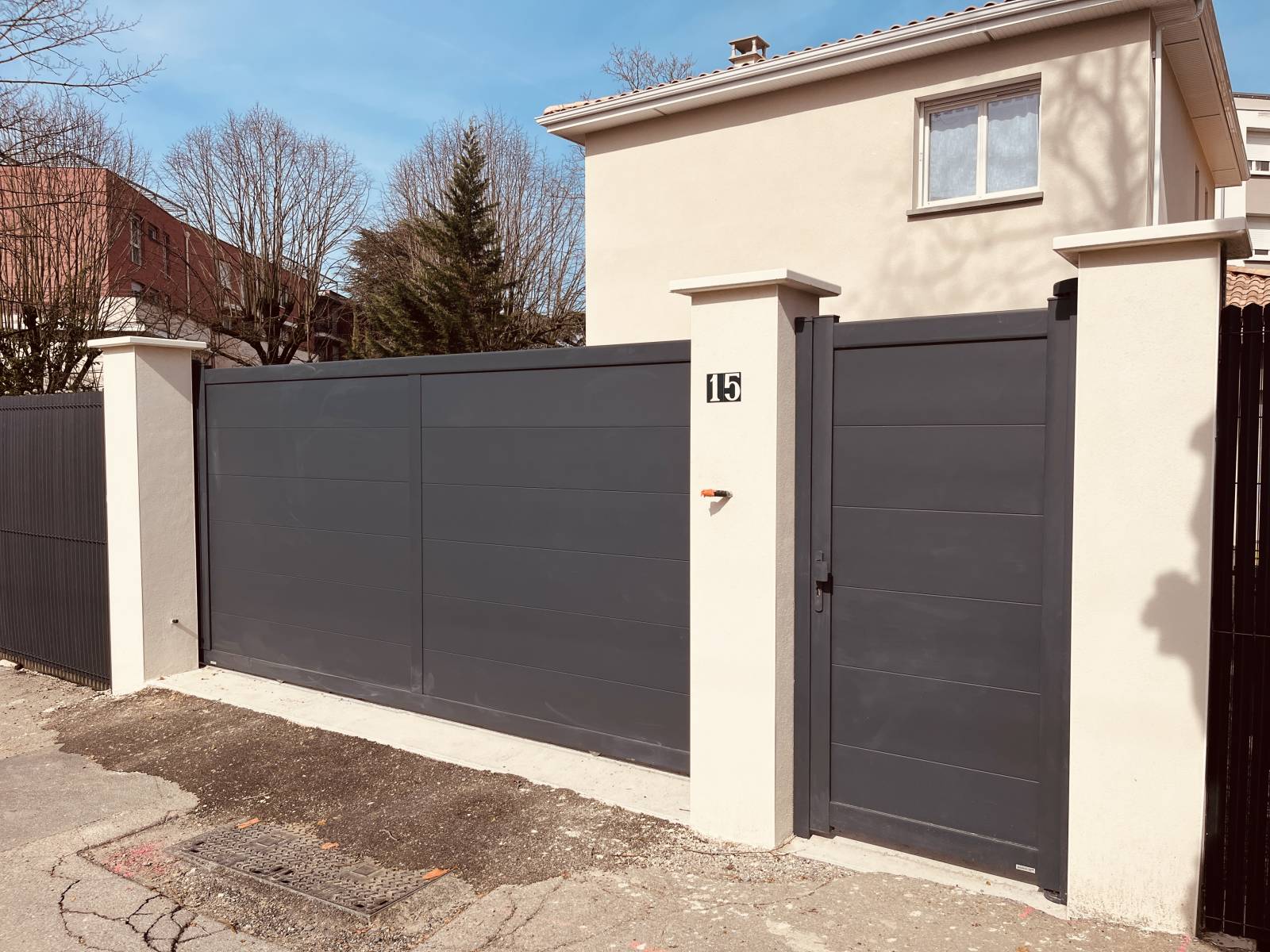 Vente portail coulissant manuel pas cher en acier ou aluminium, disponible dans différents coloris avec pose incluse - Bourg-en-Bresse dans l'Ain