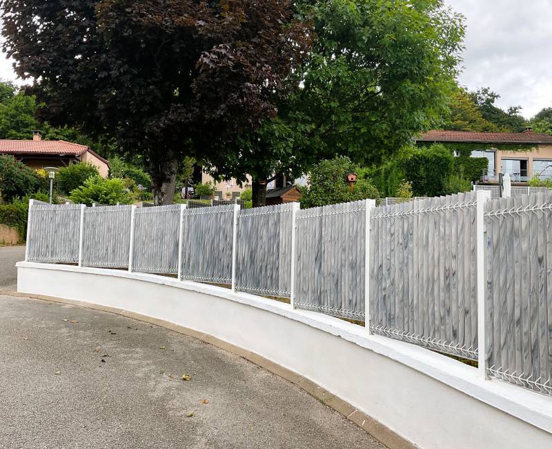Clôture en panneaux rigides avec occultation posée sur muret à Reyrieux : entraxe réduit et pose en redans