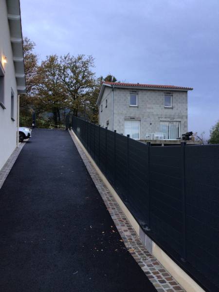 Travaux de clôture en aluminium sur mesure et mise en place d'un portail battant chez un particulier dans le Beaujolais, proche de Villefranche-sur-Saône