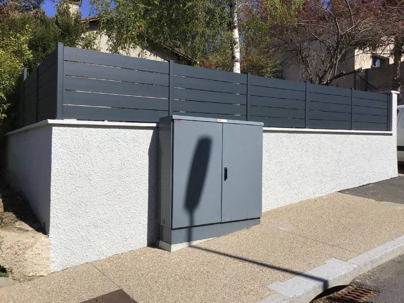 Réalisation d’une clôture occultante en aluminium gris anthracite satiné sur une maison individuelle à Fareins dans l’AIN.