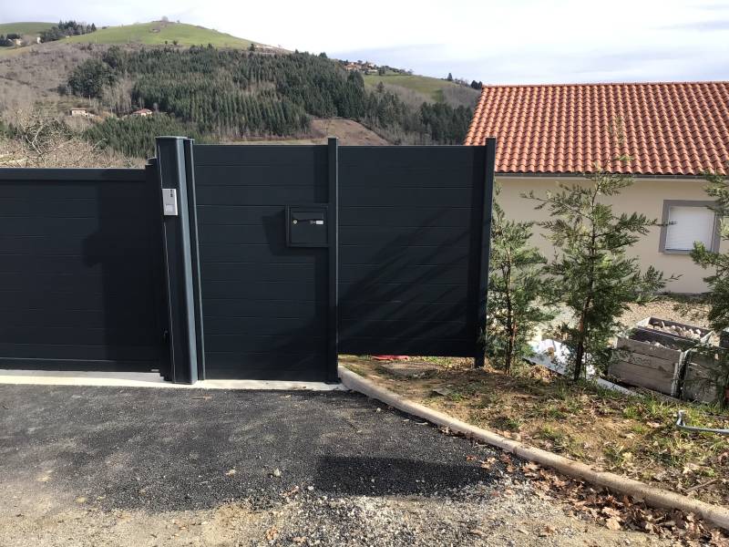 Travaux de clôture en aluminium sur mesure et mise en place d'un portail battant chez un particulier dans le Beaujolais, proche de Villefranche-sur-Saône