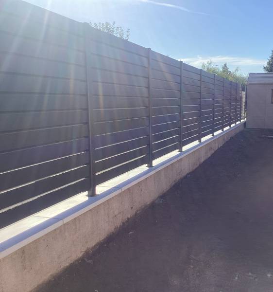 Pose de clôture aluminium sur muret à Limas (Rhône – près de Villefranche-sur-Saône)