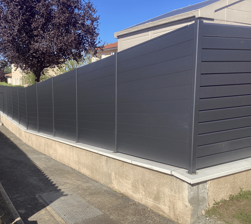 Pose de clôture aluminium sur muret à Limas (Rhône – près de Villefranche-sur-Saône)