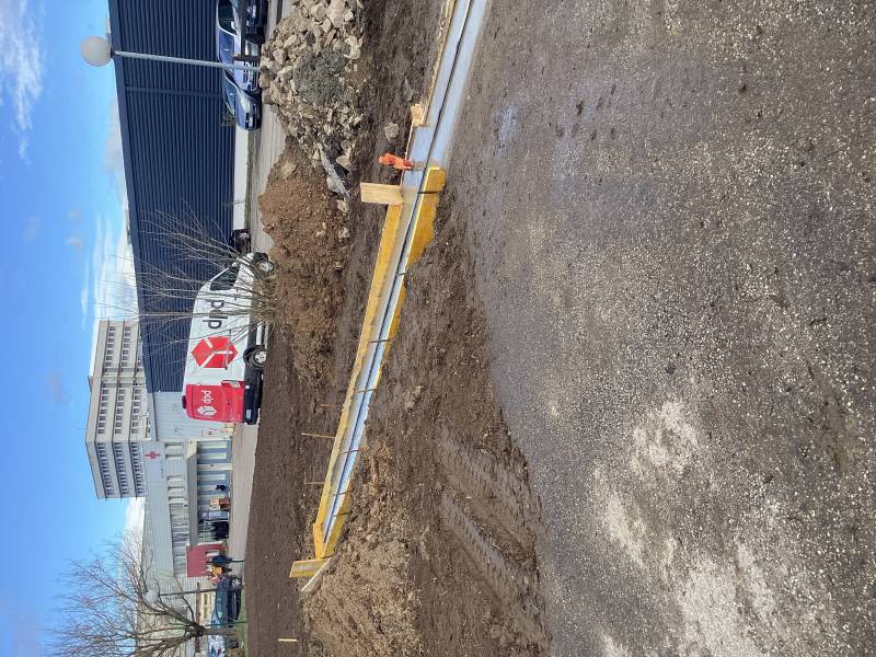 Pose de clôture et maçonnerie de longrine en béton pour portail coulissant à Lyon