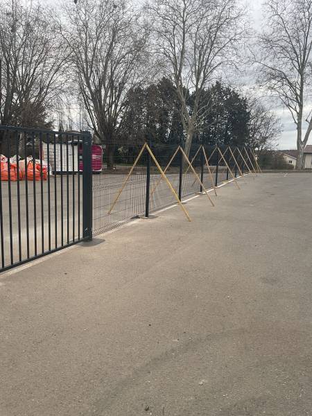 Installation de portail battant noir à Lyon 3e avec pose de grillage torsion