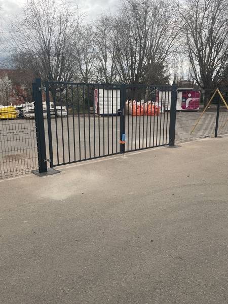 Installation de portail battant noir à Lyon 3e avec pose de grillage torsion