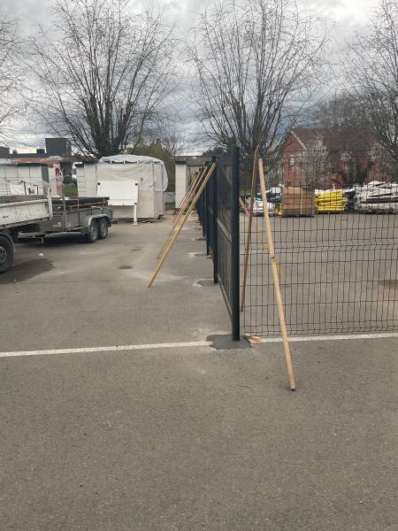 Installation de portail battant noir à Lyon 3e avec pose de grillage torsion