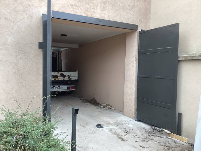 Installation de portail motorisé battant à Lyon : professionnel de menuiserie extérieure sur-mesure acier et aluminium