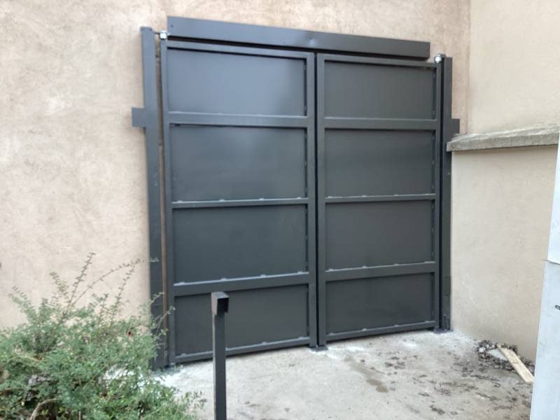 Installation de portail motorisé battant à Lyon : professionnel de menuiserie extérieure sur-mesure acier et aluminium