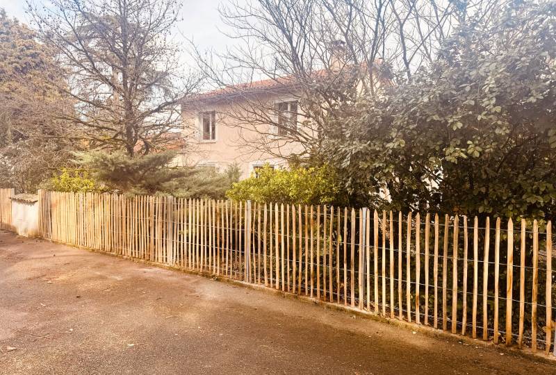 Fourniture et pose d’une clôture en ganivelle avec portillon intégré à Oullins, près de Lyon