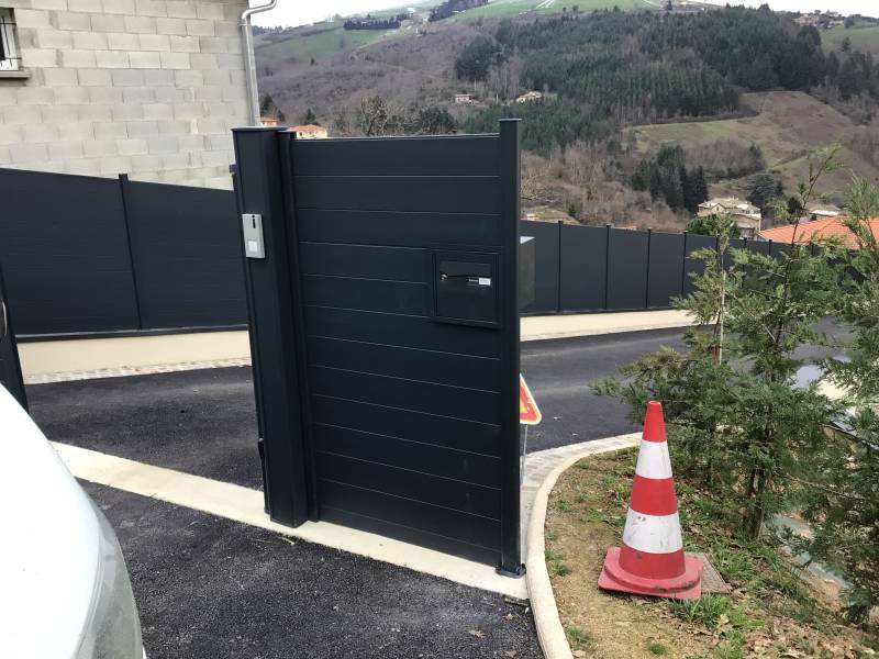 Travaux de clôture en aluminium sur mesure et mise en place d'un portail battant chez un particulier dans le Beaujolais, proche de Villefranche-sur-Saône