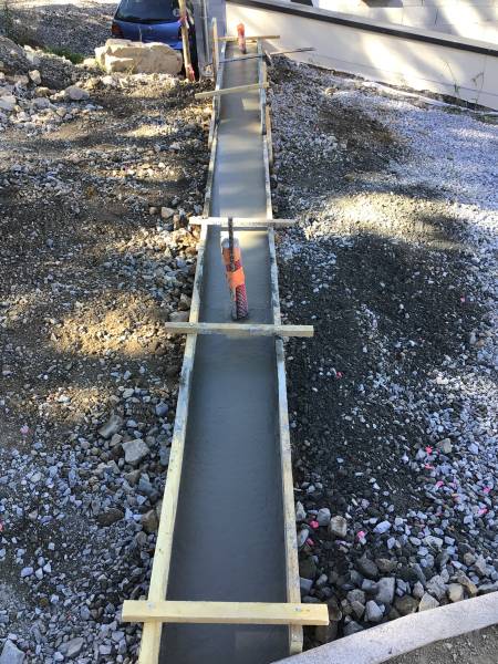 Travaux de clôture en aluminium sur mesure et mise en place d'un portail battant chez un particulier dans le Beaujolais, proche de Villefranche-sur-Saône
