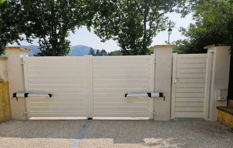 Mise en place d'un portail deux vantaux et motorisé et portillon à Lyon, près de Villefranche sur Saône