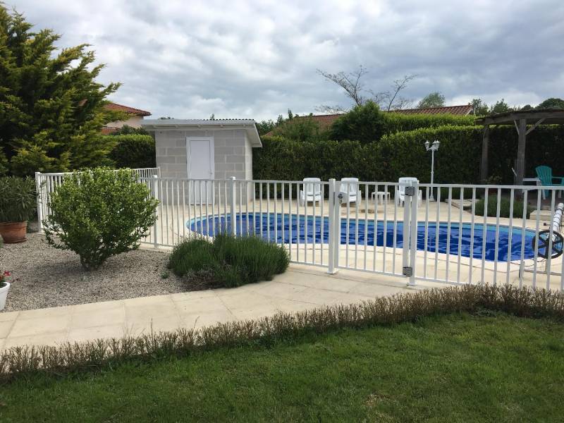 Pose d’une barrière de protection de piscine en acier et portillon sur mesure à Villefranche sur Saône