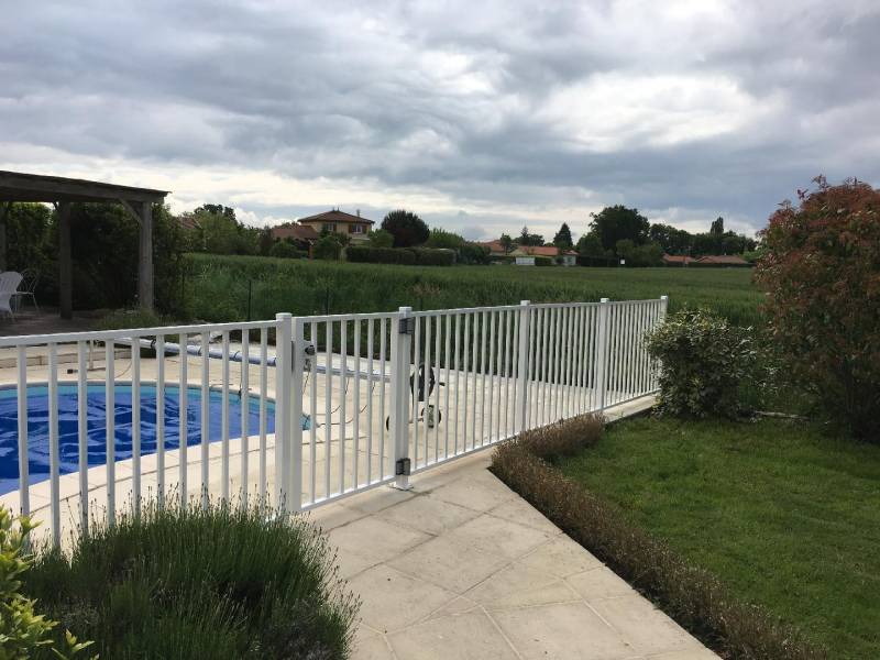 Pose d’une barrière de protection de piscine en acier et portillon sur mesure à Villefranche sur Saône