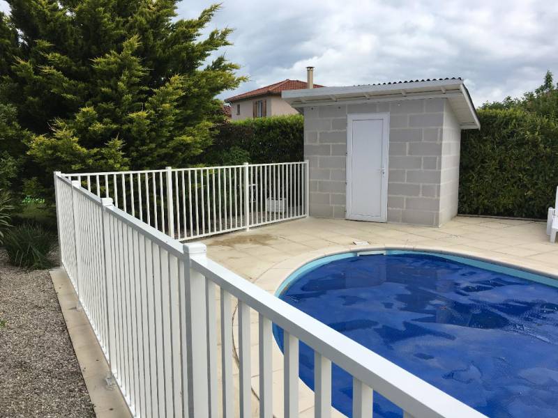 Pose d’une barrière de protection de piscine en acier et portillon sur mesure à Villefranche sur Saône