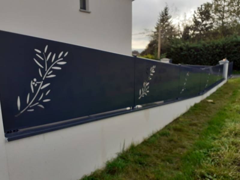 Clôture en aluminium à Chaleins 01480 avec découpe au plasma du dessin d’une branche d’olivier