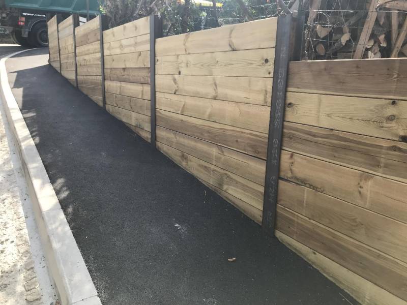 Fabrication d’une Clôture en bois et acier avec retenue de terrain à Fontaine sur Saône