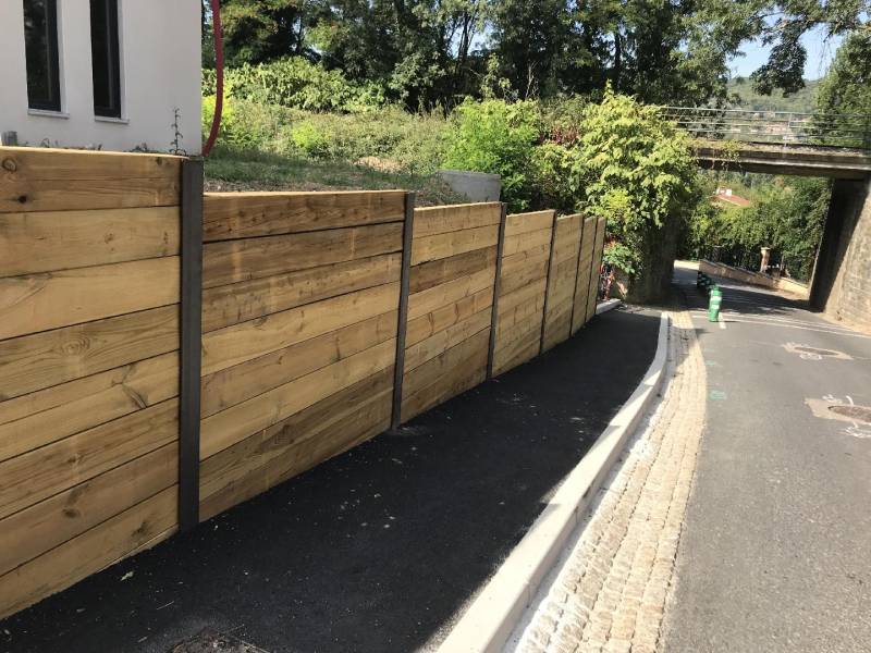 Fabrication d’une Clôture en bois et acier avec retenue de terrain à Fontaine sur Saône