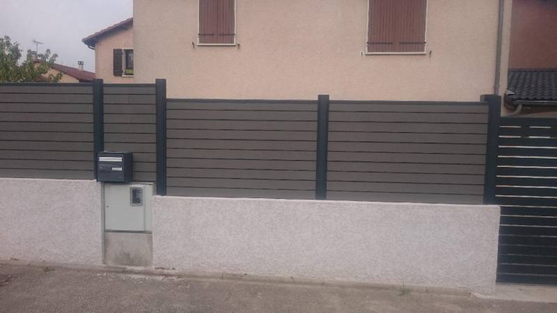 Installation de portail coulissant ajourées de 3m50 avec clôture en composite à Saint Bonnet de Mure, dans le Rhône