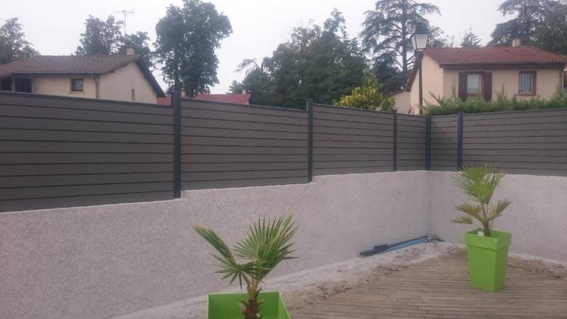 Installation de portail coulissant ajourées de 3m50 avec clôture en composite à Saint Bonnet de Mure, dans le Rhône