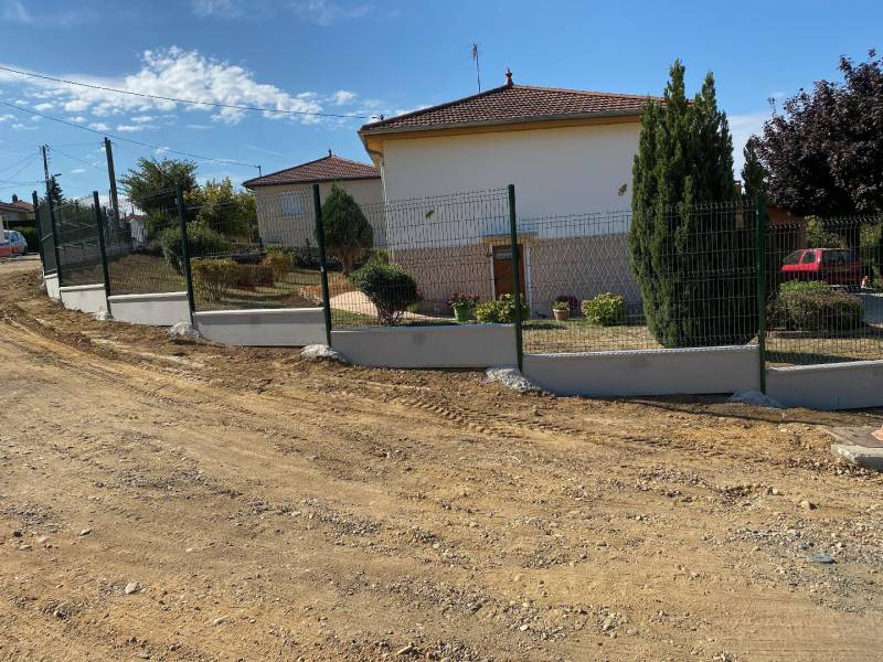 Pose d’une clôture et occultant à Jassans Riottier 01480 avec plaques de soubassement et panneaux rigides de béton
